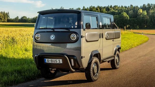 XBus отдалеч напомня на класически VW Bulli, като това е електрическо превозно средство от клас L7e. То  тежи само 450 кг, като размерите му са 3,96 м дължина, 1,64 м ширина, 1,96 м височина и 2,20 м междуосие. XBus се задвижва от четири интегрирани в колелата електрически мотора, като разполага с интегрирани соларни модули за увеличаване на обхвата. В зависимост от версията пробегът му може да достигне 600 км.  Друга особеност е, че има множество модули, с които XBus може да се преобразува, например от Pick up в къмпинг-автобус. 