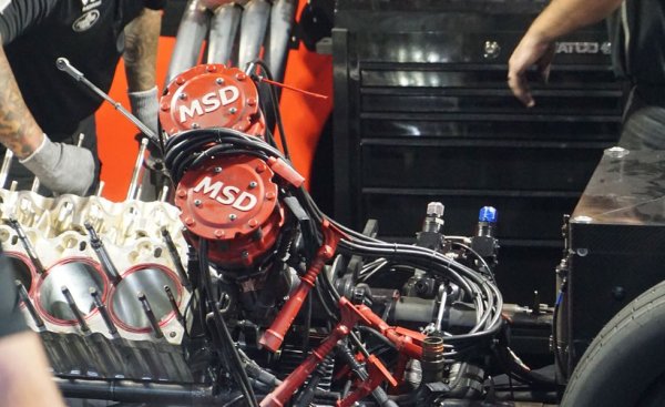 Двигателят ползва по две свещи на цилиндър, захранвани от двойни индуктори. Те оперират със сила около 40 ампера, за да произведат достатъчно мощна искра за възпламеняването на свръхобогатената и гъста горивна смес. 
