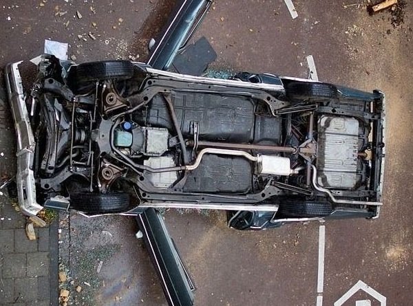 <p>"Полетите" от паркинги на по няколко надземни етажа не бяха рядкост през изминалата 2011 година. <br /><br />Този инцидент е от Холандия, където 44-годишен мъж разби предпазната стена на паркинг и падна с колата си от третия етаж.<br /><br /><a href="http://www.automedia.bg/news/article_14418.html" target="_blank"><strong>Виж още</strong></a></p>