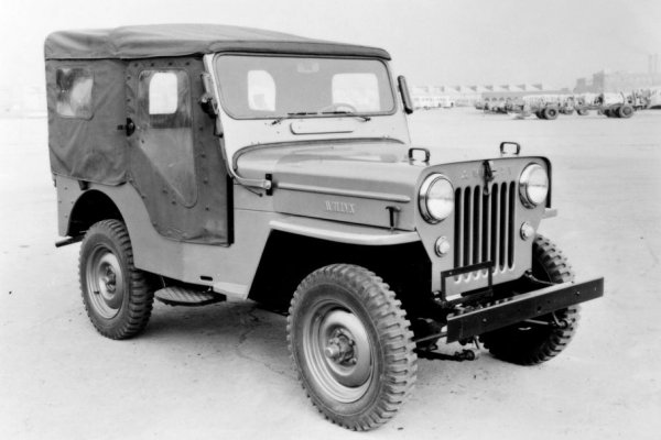 Американският дизайн от 60-те и 70-те години на 20 век оказва огромно влияние върху стилистиката на немалко автомобили в Япония. Но истинската "американизация" в Страната на изгряващото слънце започва още през 50-те.

Протекционистката политика на японското правителство пуска бариерите пред масовия внос на чуждестранни продукти, така че през 1952 г. Willys-Overland Motors и Mitsubishi се договарят за доставка на компоненти от Jeep CJ-3A за асемблиране в малка серия. Първите 54 екземпляра от серията J на марката са пуснати година по-късно, като отиват на служба в горските стопанства.