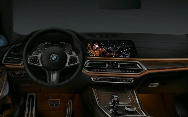 Германският триумвират също получи предложение да се включи в инициативата, като първи това направи BMW със своето обръщение към колегите си от компанията с "четирите кръга" (Audi). В него баварците засипаха с комплименти завода в Инголщад, като написаха, че "там се правят велики неща". Но и не пропуснаха да захапят леко конкурента си.

"За нашите германски колеги от Audi...В Бавария се правят велики неща. Но пък вашите решетки на радиатора са по-големи от нашите".