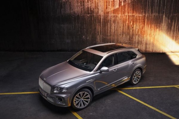 Още една двойка производители на луксозни автомобили участва експеримента. Това са Bentley и Rolls-Royce, които преди повече от 20 години дори принадлежаха на една и съща корпорация, като пускаха на пазара идентични машини. Заради това, вероятно, новогодишните им пожелания един към друг прозвучаха леко носталгично.

Rolls-Royce поздрави "братовчедите" от Bentley за тяхната 101-годишнина и подчертаха, че от 20 години двете компании са напълно самостоятелни, но пък имат общо ДНК, заложено преди век.