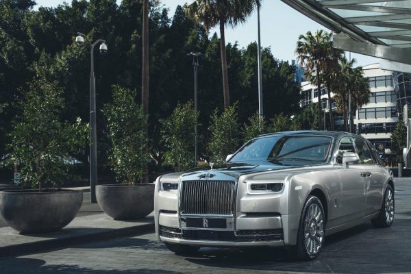 А от Bentley припомниха, че след 22-годишна раздяла двете марки са наистина уникални. И ако те са се насочили към електрификация, то британското подразделение на BMW залага на лукса. От компанията допълват им, че им е много приятно да видят как процъфтява величествения Phantom, докато в същото време легендарния Mulsanne се е преместил в "небесния гараж".