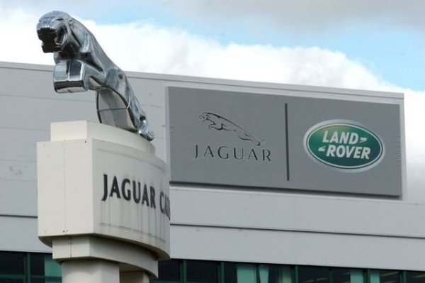 Jaguar Land Rover - 871 млн. евро загуба
Резултатите на JLR не са за цялата финансова 2022 година, а само за първите й деветмесеца, до 31 декември 2021. В тях компанията отчита 13.6 милиарда британски лири приходи, лек ръст спрямо същия период на миналата година. Финансовият резултат обаче се влошава значително - от 180 милиона лири нетна загуба за първите три тримесечия на фискалната 2021, до цели 734 милиона загуба през фискалната 2022 (или около 871 млн. евро). Британската компания, собственост на Tata, е на практика единственият глобален производител, който ще е на червено за последната година. 
