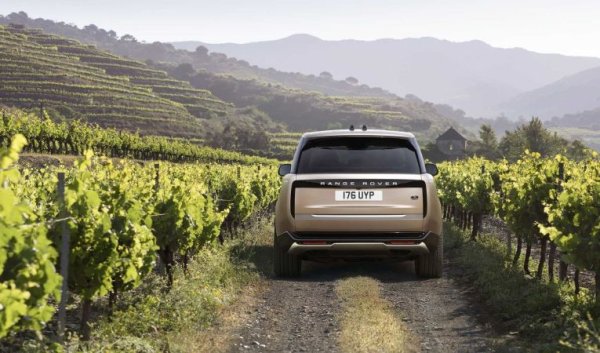 Обобщените финансови резултати още не са публикувани, но JLR оповести данните за продажбите си през календарната 2021 година. Те са общо 420,856, около 1.2% спад спрямо 2020. Вината е основно на марката Jaguar, чийто продажби са се свили с 16 на сто до 86,270. Продажбите на Land Rover растат с над 3% и достигат 334,586 автомобила. 
