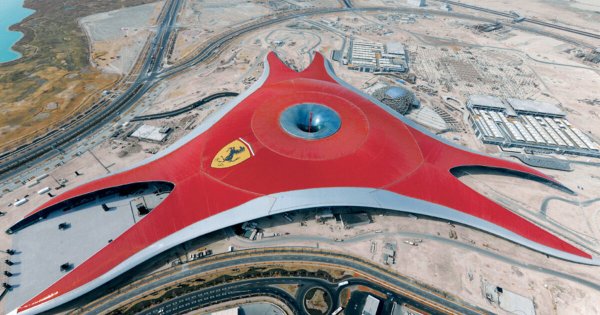 В тази класация не сме включвали нишовите производители от най-високите пазарни сегменти. Ferrari е изключението - просто колкото да илюстрира до каква степен луксозният сектор не е засегнат от кризите. 
Приходите на италианския производител на суперавтомобили, който бе отделен преди време от групата Fiat-Chrysler, достигат 4.271 милиарда евро, нетната печалба е 833 милиона евро (при 534 милиона за 2020 година), а печалбата на акция е 4.50 евро. 
