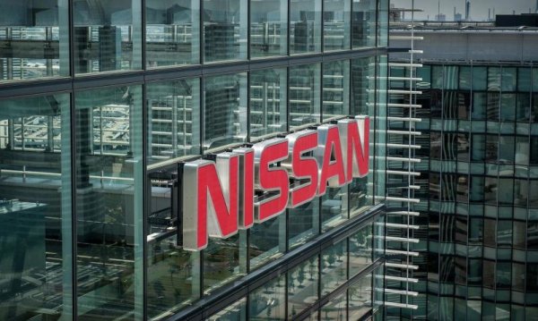 За мнозинството японски компании финансовата година завършва в края на март, така че тук сме цитирали прогнозните им данни на база резултатите за първите три тримесечия. Nissan очаква да завърши годината при 8.7 трилиона йени приходи и нетна печалба в размер на 205 млрд. йени (1.51 милиарда евро) - ускопоителни новини за акционерите начело с Renault Group. За предишната фискална година Nissan бе на червено с 201 млрд. йени. Печалбата на акция е 52.4 йени, или около 40 евроцента. 
