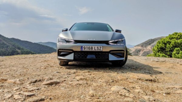 Глобалните продажби на корейците са се увеличили с 6.5% през миналата година и достигат 2.78 милиона автомобила (от които 2.24 млн. - извън Южна Корея).  Най-продаваният модел е Sportage, с 363,630 бройки, пред Seltos (298,737) и Forte (седан версията на Ceed, която се продава в Америка и Азия, 240,627 бройки). 
Корейската компания вече обяви, че очаква 3.15 милиона продажби през 2022 година. 
