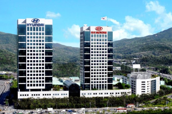 Корейският гигант също не може да се оплаче от 2021 година: през нея приходите му пораснаха до 117.6 трилиона вона (87.3 млрд. евро), а нетната печалба се увеличи до 5.7 трилиона вона (4.25 млрд. евро), при едва 1.9 трилиона година по-рано. 
Печалбата на акция скача от 5,454 вона през 2020 до 18,979 вона сега (около 14 евро). 
