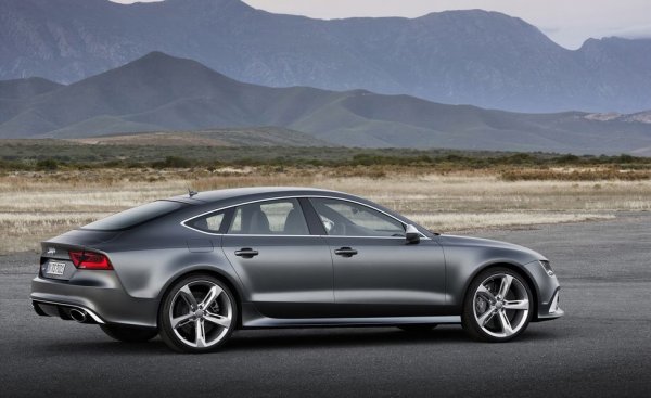 Логично, мястото на седана RS6 се заема от купето RS7 в спортната гама на Audi. А техниката, както и много неща от интериора са идентични с тези на комбито, включително и V8 агрегатът, и версията Performance.