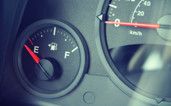 Ако оставите резервоара за гориво почти празен, в него се натрупва влага, което означава проблеми. В същото време, ако го напълните догоре, преди да оставите колата си за дълго време на едно място, той ще прелее, ако времето се затопли, тъй като бензинът има свойството да се разширява. 

Ако дълго време колата е седяла с половин резервоар, сипете още гориво, щом започнете да а карате отново. Може също така да сипете ензимен стабилизатор за гориво, който ще подобри качеството на бензина. 