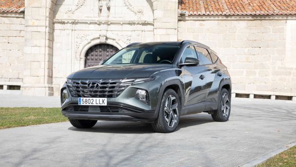 Това е един от най-популярни компактни SUV, като дължината му е 4500 мм. Той се предлага в хибридна версия с 230 к.с., която има огромен багажник &ndash; 616 литра. Основната му особеност е, че двигателят с вътрешно горене в случая е с турбо &ndash; нещо, което не е обичайно за повечето подобни хибридни модели.