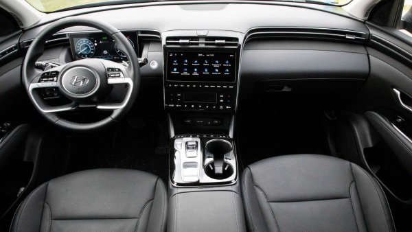 Скоростната кутия на Tucson Hybrid е 6-степенна автоматична с преобразувател на въртящия момент, а средният разход на този модел е около 5,6 л/100 км. Цените на корейския SUV стартират от 34 200 евро.