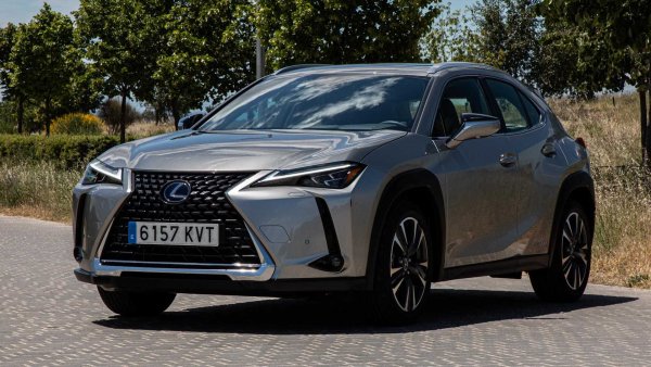 Покупката на първокласен автомобил не означава, че клиентът иска да игнорира разхода на гориво. Дължината на Lexus UX е като на Tucson &ndash; 4,5 метра, а мощността на задвижващата система е 184 к.с., което позволява разход между 5,3 и 6,0 л/100 км. 