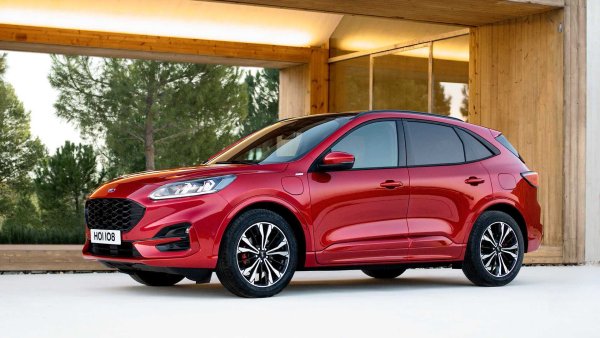 Най-популярният хибриден кросоувър в Европа се позиционира по средата между компактен и средноразмерен SUV, като дължината му е 4610 мм. Мощността на Kuga PHEV е 190 к.с., а разходът на гориво варира между 5,4 и 5,7 л/100 км. 