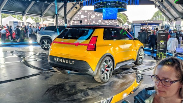 Дебютът на новия електромобил съвпада с 50-ата годишнина от дебюта на оригиналното Renault 5