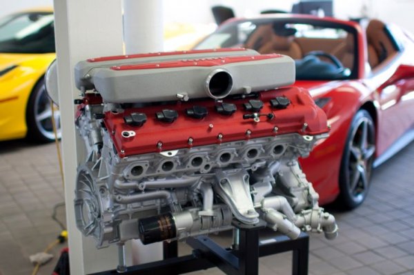 На първо място в този списък, разбира се, е легендарният двигател F140, който трудно може да се сравни с който и да е друг. Той притежава не само впечатляващи характеристики, но е поставян и на някои от най-забележителните автомобили в историята.

Моторът дебютира при Ferarri Enzo, като по това време е най-мощният атмосферен двигател, поставян на „пътнически“ автомобил. Първоначално агрегатът предлага работен обем от 6,0 литра и мощност 650 к.с., който по-късно нараснаха до 6,3 литра и 789 к.с. при LaFerrari.