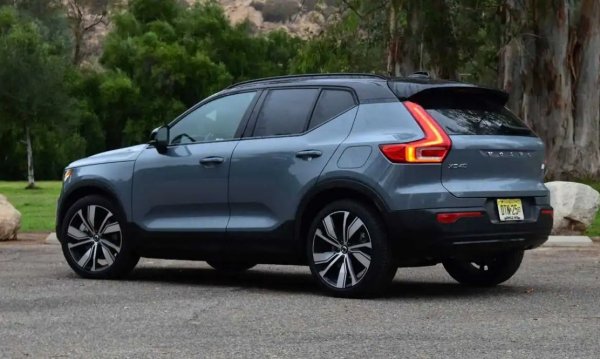 Volvo XC40 е пряко свързано с Polestar 2 са пряко свързани, въпреки че наричането на CMA просто &bdquo;платформа на Geely&ldquo; е неточно. Шведският производител официално заяви, че компактната модулна архитектура (Compact Modular Architecture) е разработена съвместно от Volvo и Geely. Именно на тази платформа са родени XC40, след това Polestar 2 и моделите Lynk & Cov.