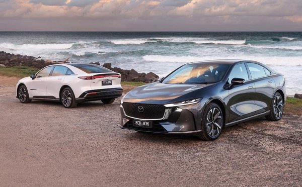 Китайският компонент на Mazda е още по-ясно дефиниран. Японската компания изрично заявява, че Mazda 6e е разработена съвместно с Changan, като китайският партньор е осигурил електрификация и интелигентни интериорни технологии, докато Mazda е отговоряла за дизайна, настройката на шасито и собствените характеристики на шофиране. В корпоративния доклад на Mazda технологията на Changan е посочена като &bdquo;техническа основа на проекта&ldquo;.