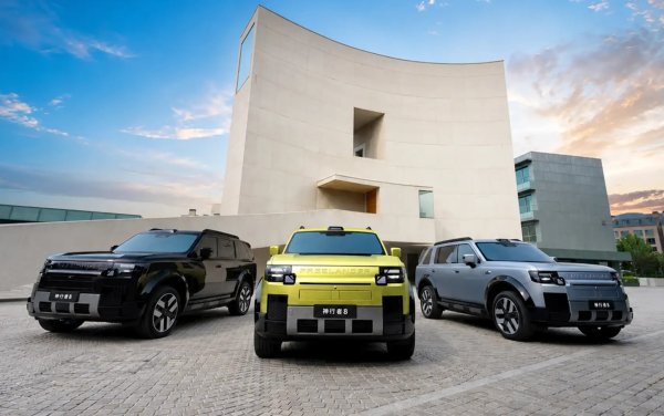 Британците от JLR отиват още по далеч, като не крият, че новият Freelander е изграден върху електрифицираната платформа на Chery. Технически, това е голям EREV с 800-волтова архитектура. Батерията на Freevoy на CATL с капацитет 60,3 kWh осигурява електрически пробег от 310 км.
