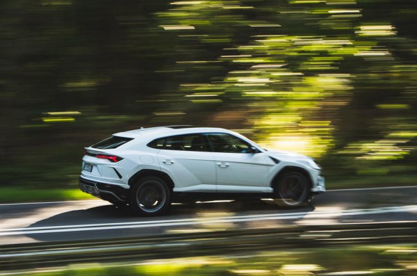 Системата от четири завиващи колела се появи при Aventador S, от Lamborghini акцентираха сериозно на нея, след това я пренесоха и при Urus. Тази система е много важна за създаването на SUV със спортно представяне, твърдят в Италия.
