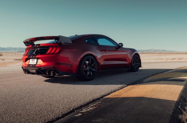 Този масъл-кар е оборудван с 5,2-литров V8 с механичен компресор, като мощността му е 770 к.с. и 847 Нм въртящ момент. Това е най-мощният Mustang в историята и авторите на този списък са категорични, че той не може да бъде по-добър.