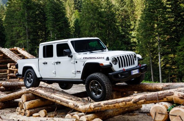 Връщаме се към американския вкус с всъдехода Jeep Gladiator Rubicon. Това е най-впечатляваща версия на пикапа, като е базирана на легендарния Wrangler. Машината разполага със стоманени предпазни кори, заключване на предния и задния диференциали, специални амортисьори и подсилени оси, като може да превозва товар от 540 кг.