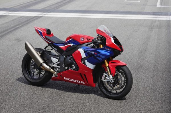 Последното място в списъка заема супербайкът Honda CBR1000RR-R Fireblade SP. Като конструкция този мотоциклет е доста близко до &bdquo;пътническата&ldquo; версия на RC213V-S, който участва в шампионата MotoGP. Машината обаче доста сериозно предимство, тъй като струва само 30  000 долара, докато цената на състезателния мотоциклет е 200 000 долара.