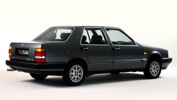 При дебюта си гамата от двигатели, предлагани за Lancia Thema, се състоеше от четири вида. Входът към ценовата листа беше версията 2.0 8 valve ie, мотор с две разпределителни камери, проектирано от Aurelio Lampredi. Той беше способен да достави максимална мощност от 120 конски сили. Въпреки това най-желаната Thema беше 2.0 -или Turbo, оборудван със същия двигател като Lancia Delta 4WD . Той достигаше мощност от 165 к.с. Характеристиките, които направиха този двигател много по-желан от 2.8 V6, могат да се обяснят в няколко посоки: финансов, на първо място, като се има предвид, че в Италия автомобили с работен обем над 2.0 се облагат с 38%, а не с 19%. Технически, защото мощността беше с 15 к.с. по-висока, а наличието на двоен балансиращ вал направи вибрациите сравними с тези на 6-цилиндров. И накрая емоционален заради препратка на името Turbo към епохата на Lancia в света на ралитата . 

Колкото до 2849-кубиковият V6 - той беше добре познатият двигател Prv, първоначално разработен от Peugeot, Renault и Volvo и завършил под капака на безброй автомобили, включително DeLorean DMC-12 . Монтиран напречно,  имаше максимална мощност от 150 к.с.  Гамата затваряше турбодизел Sofim с 2455 куб. см и 100 коня. По онова време това беше най-бързият дизелов автомобил в света с максимална скорост от 179 км/ч. 

И накрая, заслужава да се спомене още един двигател, който се озова под капака на флагмана Chivasso -  1.6 Lampredi с карбуратори от 105 к.с. Но той беше предназначен за автомобили за вътрешна употреба от служители на Lancia и никога не достигна масово производство. 