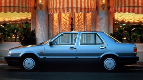 Линиите на Lancia Thema бяха родени от молива на гения Джорджето Джуджаро, който придаде на флагмана елегантна осанка с геометрични характеристики. Проектиран с помощта на компютри и с внимание към аеродинамиката, можеше да се похвали с коефициент на съпротивление от 0,32. По-голямата част от екземплярите бяха с каросерия от 3 обема, докато малка серия от малко над 20 000 екземпляра се предлагаше в конфигурация комби. Последното беше проектирано от Pininfarina, отговорен и за сглобяването.

Трети вариант на каросерията беше Limousine , наличен само с V6 двигател на ценова листа от 61 359 000 лири ( 101 310 евро през 1984) и сглобяван в Борго Сан Паоло, завод, където също е роден 8.32. 

Размерите бяха малко по-малки от немските конкуренти от онова време, а именно Mercedes W124 (по-късно известен като E-класа) и BMW Серия 5 от поколението E28. Дължината на италианеца беше 4590 мм, широчината 1752 и височината 1435. Междуосието е 2660  в случая на "стандартната" Thema, докато при много рядката лимузина достига 2960 мм при дължина от 4890. 
