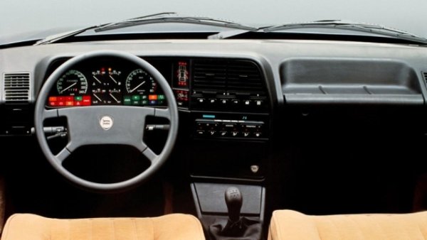 Интериорът на Lancia Thema срещаше лукс и технологии. Таблото беше ориентирано към водача с аналогови инструменти с подсветка, както и индикаторите на системата за управление. В случай на най-богатите нива на оборудване, таблото се напълни с бутони, управляващи главно климатичната система.
 
Опциите включваха предни седалки с електрическо регулиране на дължина, височина и наклон, докато лумбалното регулиране остана ръчно за всички версии. Седалките също можеха да се загряват до 32&deg; по Целзий, винаги при поискване, както и да бъдат покрити с три различни материала: плат , кожа или дори алкантара. 

Оборудването също така включваше електрически опушен стъклен покрив с антивихров спойлер и хидравлична система за автоматично регулиране на на фаровете. Очевидна не беше налична в комбинация със самонивелиращите се окачвания. 

С появата на следващата серия - интериорът на Thema щеше да придобие множество функции. Втората серия всъщност дебютира с вложки от шипово дърво. 8.32 използва специално арматурно табло, направено изцяло от шипово дърво и характеризиращо се с множество кръгли приборни панели, придружени от седалки, покрити с кожа Poltrona Frau или Alcantara. 
