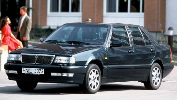 Кариерата на третото и последно поколение беше краткотрайна. Започна през 1992 година с дебюта на така наречената "Super Thema". Естетичните иновации бяха по-забележими, като се започне с новата лента от вторични светлинни групи в долния край на бронята. Хромираната решетка прие вертикални ленти и по-дебели рамки, докато задният багажник се промени отново.

Множество иновации имаше в профила на двигателя, като се започне с дебюта на нов  за Thema - 3.0 V6 Busso , извлечен от Alfa Romeo. Той замени 2.8 Prv и беше в състояние да развие  175 коня.  2.0 16-клапановият мотор придоби технология Vi  ( система с променлива индукция).Той можеше да достави до 205 конски сили , като по този начин се доближава до представянето на късния 8.32. Това стана благодарение на технически подобрения, директно извлечени от Lancia Delta Integrale Evoluzione. Дизелът също беше обновен, сега оборудван с EGR клапан за контрол на емисиите на азотни оксиди. 

В технически профил основната иновация се състоеше във въвеждането на  Viscodrive, съединител тип Ferguson, запазен за двете най-мощни версии - Turbo и V6. 

Цените? IE 16V започваше от 35 394 000 лири (36,430 евро), IE Turbo - от 45,539,000  (46 873 евро), 3,0 V6 - от 47,109,000  (48,489 евро) и дизеловата версия - от  37,828 000 лири (38 936 евро). 