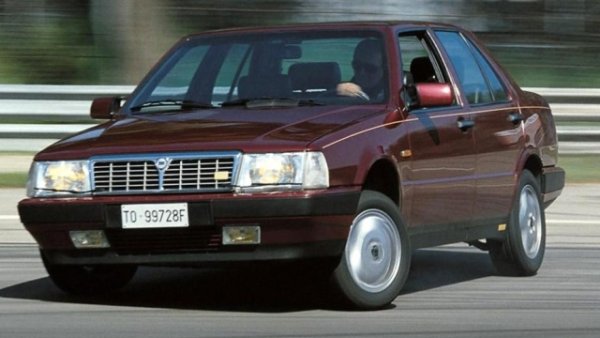 Lancia и Ferrari. Рядка комбинация в историята на автомобилизма, която се прояви само в три епизода: едноместният автомобил на Формула 1 - D50 от 1954 г., Stratos с V6 Dino и разбира се, при Thema 8.32, скоро известен на всички като "Thema Ferrari ". 

Това е единствени случай, в който двете исторически италиански марки са създали масово произвеждан пътен автомобил (общо малко над 3500 екземпляра ). Двигателят дойде от Маранело и по-точно от отделението Mondial. Беше 32-клапанов V8 (следователно 8.32) от 2937 кубика, способен да достави при  първата серия максимална мощност от 215 к.с.  които след това станаха 205 с приемането на катализатора. Ускоряваше до стотака за 6,8 секунди, а максималната скорост беше 240 километра в час . Механичната конфигурация на колата беше необичайна: V8, който предава мощността само на предните колела. Тя беше използвана изключително отвъд океана с някои седани от 90-те години. 

Естетически, Thema Ferrari беше лесно разпознаваем поради многобройните си спортни характеристики, като се започне естествено с прибиращото се задно крило. 15-инчовите джанти имаха дизайн със 5 спици, директно вдъхновен от творенията на Cavallino от онова време. Алуминиевата решетка прие карирана шарка, а страничните брони премахнати (щяха да се появят отново с втората серия). 

Жълтата линия на профила на автомобила и 8.32 табелите бяха уникални - с табло изцяло от дърво, което включва множество кръгли циферблати, включително дисплеи на системата за управление. Клиентите можеха да избират между два вида кожа и пет цвята металик. Към тях беше добавен изключителен Corsa Red, запазен за малък серия от 32 номерирани копия. 

Също така сред необичайните 8.32 имаше уникалното комби, създадено за боса Джани Аниели -  със син кожен салон Poltrona Frau и метално сива каросерия. Говори се и за два други еднократни модели. Единият предназначен за самия Енцо Ферари с V8 мотор с мощност 250 конски сили. Другият за Виторио Гидела -  с 260 коня.

Каталожната цена на първата серия от 8.32 , произведена от 1986 година, струваше 59 924 000 лири (85 850 евро), докато за втората  от 1988  бяха необходими поне 65 533 000 лири (93 885 евро). 
