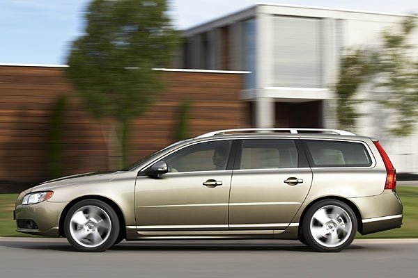 Страничен поглед към черните рамки на стъклата и хромираните елементи по купето, © Volvo Car Corporation