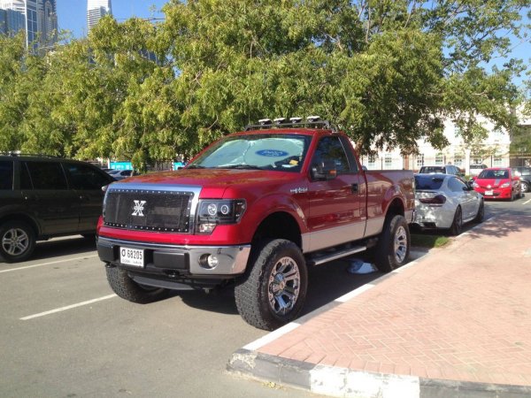 Паркингът пред Американския университет в Дубай