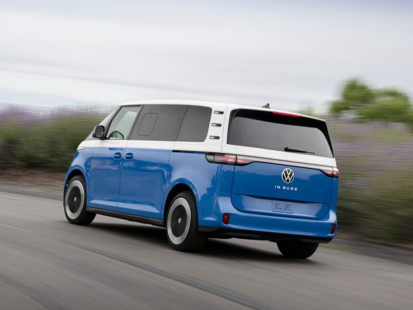Германският производител поднесе най-голямата изненада. Микробусът ID. Buzz, който пристигна в Америка едва през 2025, вече е временно спрян от производство. Официалната причина е значителен запас от натрупани бройки от модела. VW заяви пред дилърите, че иска да &bdquo;фокусира ресурсите си върху продажбата на настоящи превозни средства&ldquo;, за да се подготви за 2027 с нова енергия.