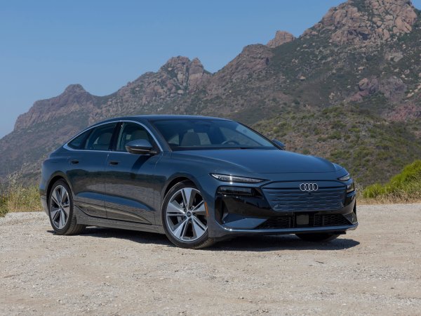 Германската премиум-марка Audi пое по свой собствен път - седаните и кросоувърите A6 и Q6 E-Tron просто ще &bdquo;прескачат&ldquo; цялата 2026, тъй като компанията реши да пусне актуализирани версии за моделната година 2027 с актуализиран софтуер.