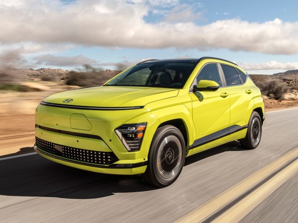 Hyundai поставя един от най-популярните си електрически модели - Kona Electric, на едногодишна пауза. Корейската компания, подобно на Volkswagen, отдаде това на свръхпроизводство: разполага с достатъчно бройки от моделна година 2025 на склад, за да покрие търсенето. Производството ще се възобнови през юни, но веднага с моделната година 2027.