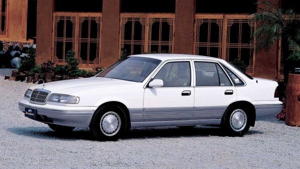 Първите автомобилни стъпки на южнокорейския Daewoo Motor се свързват с модели, които се продават на достъпна цена. „Бебето“ Tico използва агрегатите на третото поколение на Suzuki Alto, а семейството Racer/LeMans/Nexia представлява преработен  Opel Kadett. На свой ред, средноразмерният седан Espero повтяра Opel Ascona C, но под автентичната каросерия на Bertone. Марката обаче има и първокласни амбиции, като иска да покаже нещо наистина престижно.