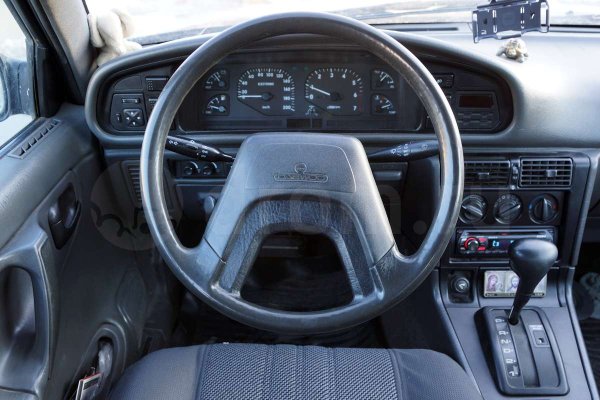 Още през 1980 г. - преди появата на изброените по-горе машини , корейците се похвалиха с голям седан Royale (Opel Record E), а в началото на 90-те той е заменен от Принс (Opel Senator A). Четиривратата лимузина с дължина от близо пет метра беше оборудвана с бензинови двигатели с 4 цилиндъра, развиващи мощност от 103 до 145 к.с., като се произвежда до 1999 г. 