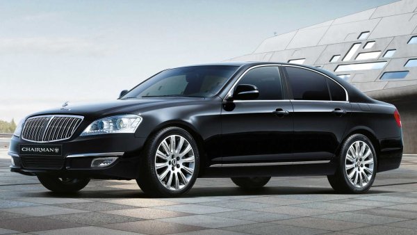 Докато момчетата от Daewoo бяха заети с преиздаването на древни модели на General Motors, колегите им от SsangYong се ангажираха с подкрепата на Daimler-Benz. И с такъв технологичен партньор е грехота да не се пробваш в луксозния клас, а резултатът от сътрудничеството с германците беше седанът Chairman, който дебютира през 1997 г. И въпреки че външно колата изглеждаше като S-Class (W140), технически тя беше W124 с междуосие, увеличено до 2900 мм. 