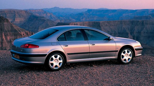 Марката Peugeot – особено през последните години, трудно може да се нарече бюджетна. С всеки нов модел тя се изкачва към премиум-сегмента – както по отношение на цената, така и като качества на автомобилите. През 1999 г. обаче нещата изглеждаха по-различно, а тогава се появи огромен бизнес-седан с индекс 607, чиято цел беше да промени разпределението на силите в класа на луксозните автомобили.