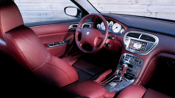 Определението „огромен“ не е преувеличение – дължината на 607 достигна 4902 мм, като по този показател седанът дълго време беше лидер в гамата на Peugeot. Това се промени едва през 2016 г. с излизането на буса Traveller. Луксозният модел изигра главна роля при встъпването в длъжност на президента Никола Саркози, но така и не постигна успех и беше спрян през 2009 г.