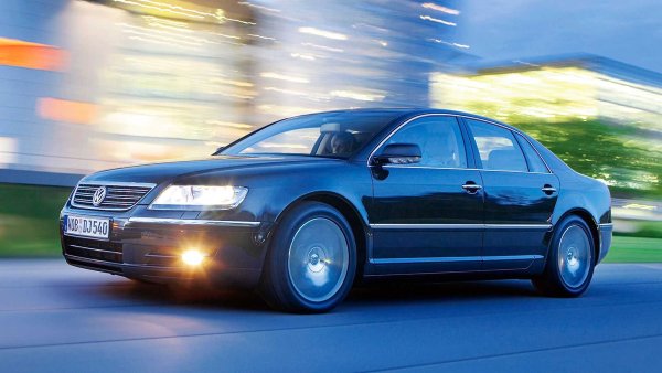 Слоганът „С нов флагман към ново хилядолетие“ беше приет от много производители, но именно Volkswagen направи най-много в случая. Лимузината Phaeton е базирана на платформата D1, заимствана  от Bentley Flying Spur. И ако добавите 6,0-литров W12 и адаптивно въздушно окачване, както и факта, че колата се сглобява на ръка в завода на марката в Дрезден, получавате един от най-интересните автомобили на нашето време.