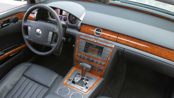 Огромните усилия на Volkswagen обаче не дадоха резултат. За 15 години компанията продаде едва 84 500 бройки от модела, което е 3 пъти по-малко от планираното. А условният му наследник, наречен Phideon и насочен към китайския пазар, се оказа нещо напълно различно като философия. Той използва основата на Audi A6и разчита на 2,0-литров турбомотор с 224 к.с.