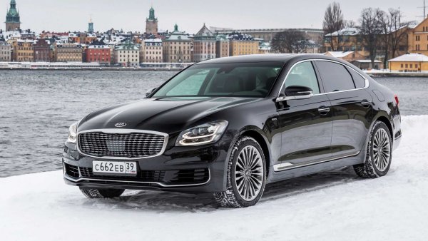 Опитите на корейците да се конкурират с Mercedes-Benz S-Class и BMW 7-Series започнаха преди доста време. Още през 90-те години се появи 5-метровият седан Potentia, който представляваше леко преработено лицензирано копие на Mazda Luce, а през 2010 г. излезе и наистина интересният  Quoris, който е собствена разработка.