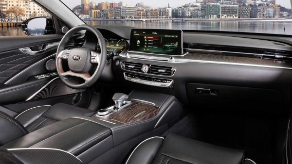 През 2018 г. излезе и K900 – представителен модел, към който са приложении и европейска стандарти. За да може той да се предлага на атрактимна цена, корейците трябваше да се откажат от някои технически елементи като пневматично окачване и турбомотори. За модела се предлагат атмосферни V6 и V8, развиващи от 249 до 413 к.с. Дори и така обаче публиката не оцени седана, който е перфектен пример за баланс между премиум-амбиции и почти „масова" цена. 