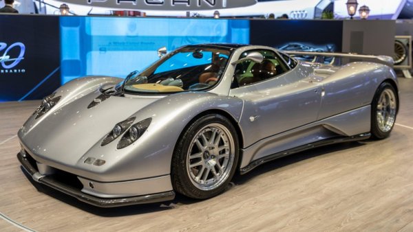 Първият хиперавтомобил на Pagani е оборудван със 7-литров V12 агрегат от AMG. Моделът е наречен Zonda и е вдъхновен от Хуан Мануел Фанджо, легендарния петкратен световен шампион във Формула 1. Дизайнът на италианското купе напомня Sauber-Mercedes Group C в неговите прототипи. Интересно е да се отбележи, че партньорството на AMG и Pagani е най-старото активно сътрудничество на компанията от Афалтерсбах, като изключим Mercedes.
