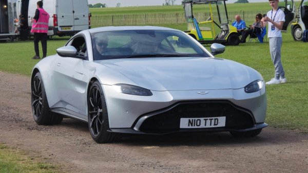 Двигателят на AMG се харесва на британците и те решават да поставят същия агрегат от DB11 в Aston Martin Vantage. Дизайнът на колата привлича по-голямо внимание от всичко останало, но за съжаление отзивите не са само позитивни. Мнозина я приличават на „акула с обратна захапка“. При фейслифта на модела визията е променена, като вече напомня на DB12.
