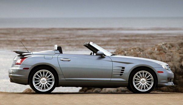 След съюзяването на Daimler-Benz с Chrysler през 1998 се появяват и някои доста странни автомобили. Като Chrysler Crossfire SRT-6, който споделя платформата и голяма част от компонентите си с Mercedes SLK R170. На практика Mercedes дава модела на Chrysler, защото преминава към следващата генерация на SLK. Най-впечатляващото в този автомобил е 3,2-литровият V6 двигател на AMG.